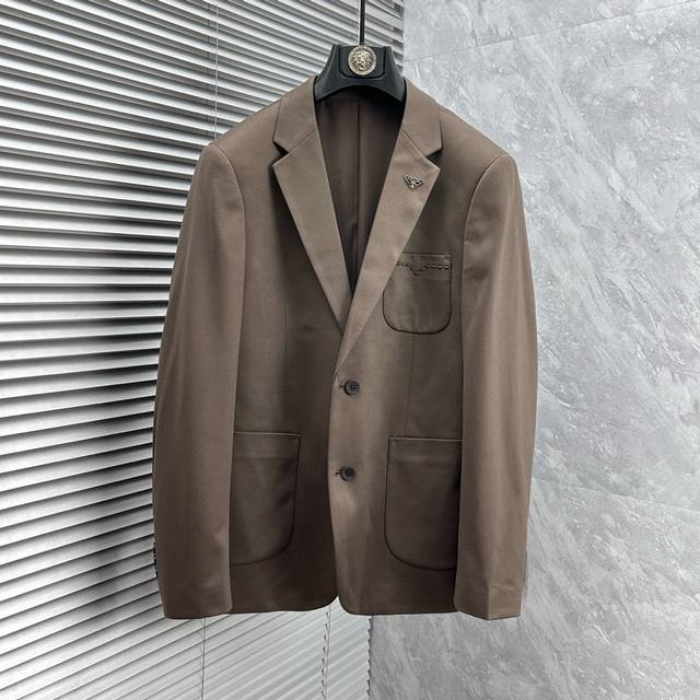 Prad普拉达 25秋冬新款男士西装西服单西外套 秋冬出品新款业内领先首发，这样效果彰显新锐风尚风格。经典的西装，立体剪裁优良的西服让男人更有魅力，做工精致走线