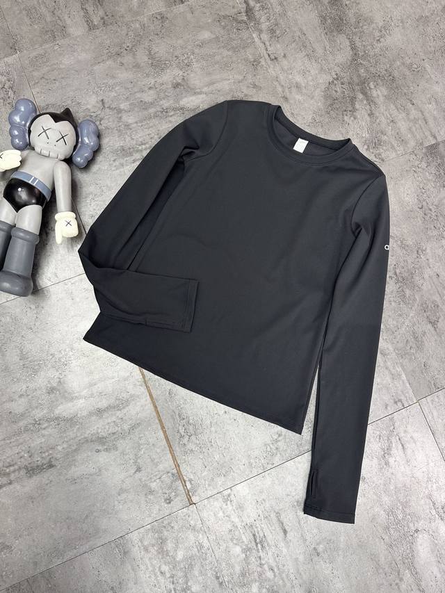 Alo这款简约长袖太好看啦 穿上简约利落，非常适合休闲运动，舒服的面料没有约束感~真的超显瘦！ 这款长袖真的是设计感十足，剪裁对于身材的贴合度简直完美，蜜桃线感