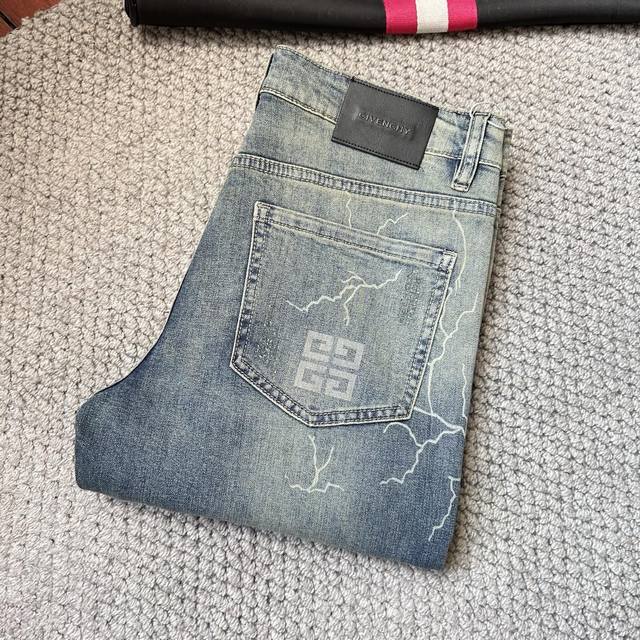 纪梵‘’2025新款现货上市，原单爆款牛仔裤超级定制款，原版五金，超级重工工艺，版型超赞细节做工无可挑剔！款式不挑人，特别高档，好货不等人，看中赶紧下手，尺码：