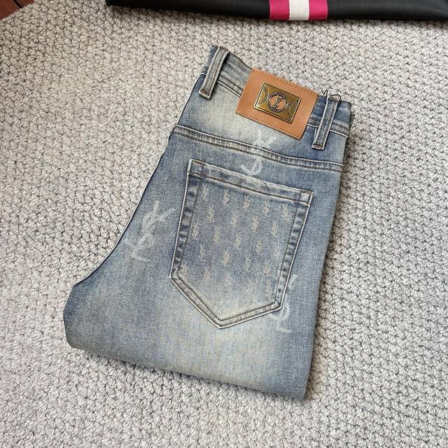 圣罗‘’2025新款现货上市，原单爆款牛仔裤超级定制款，原版五金，超级重工工艺，版型超赞细节做工无可挑剔！款式不挑人，特别高档，好货不等人，看中赶紧下手，尺码：