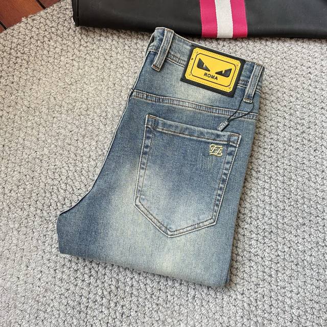 芬‘’2025新款现货上市，原单爆款牛仔裤超级定制款，原版五金，超级重工工艺，版型超赞细节做工无可挑剔！款式不挑人，特别高档，好货不等人，看中赶紧下手，尺码：2