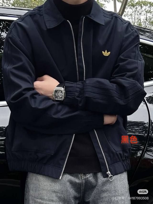 新款上新 Adidas三叶草秋季款工装外套，海外爆款，秋天非常百搭的一款翻领外套，立体多口袋及设计，非常新颖，细节满分，Bf宽松版型，男女同款，高阶出行必备～
