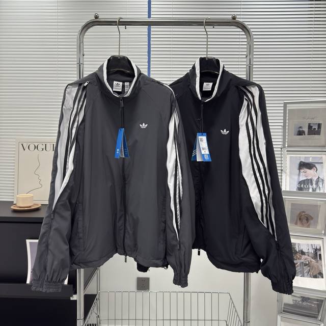 新款上新 Adidas阿迪达斯 立领双袖拉链三条杠夹克外套 后背打皱 经典情侣外套 细节在线，专柜定色定染 同款记忆棉面料硬度适中，上身挺括不拖拉。初秋外穿，冬