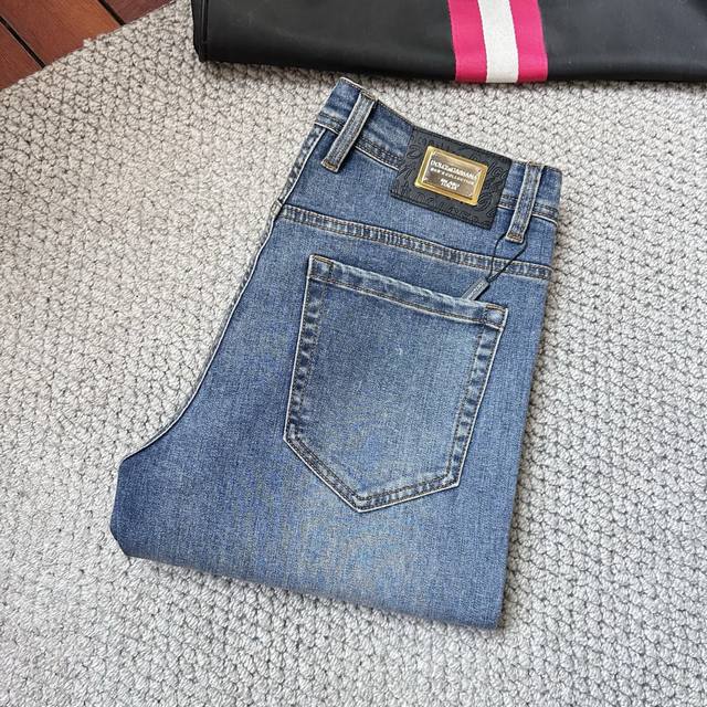 Dg‘’2025新款现货上市，原单爆款牛仔裤超级定制款，原版五金，超级重工工艺，版型超赞细节做工无可挑剔！款式不挑人，特别高档，好货不等人，看中赶紧下手，尺码：