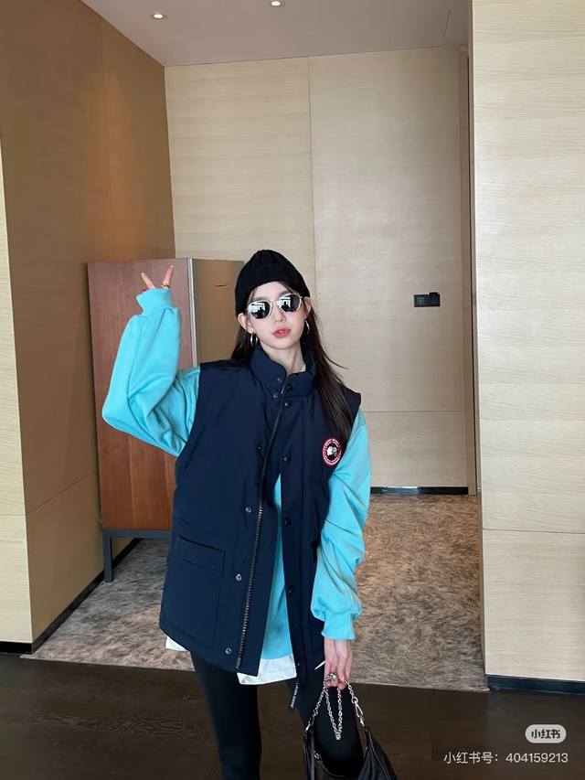 新款上新 Canada Goose 加拿大鹅羽绒马甲男女同款 加拿大鹅一直是被公认为最保暖的羽绒服 各种各路Ins红人、网红、明星也时常穿他街拍 每年都有做Ca