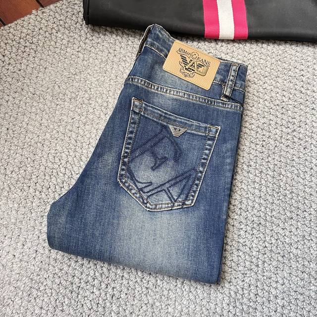 阿玛‘’2025新款现货上市，原单爆款牛仔裤超级定制款，原版五金，超级重工工艺，版型超赞细节做工无可挑剔！款式不挑人，特别高档，好货不等人，看中赶紧下手，尺码：