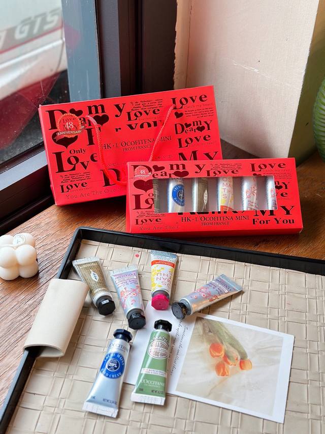 欧舒丹 港版48周年限定版欧舒丹永恒爱心迷你护手霜六件套 品牌：Hkl'ocofitena 香型：乳木果、甜扁桃、樱花味、马鞭草、云中月桂 包装：礼盒装 6支装