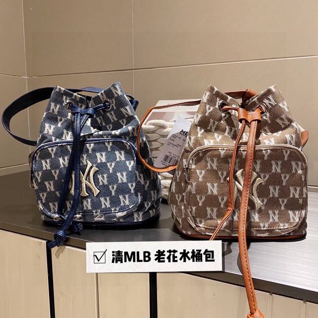 Mlb 老花水桶包 焦糖色 牛仔蓝 简直是Yyds 搭配中的一匹黑马 老花Logo是刺绣上去 不是印花 细节感充足了 又时髦又复古Yyds 一秒变时尚达人 呜呜