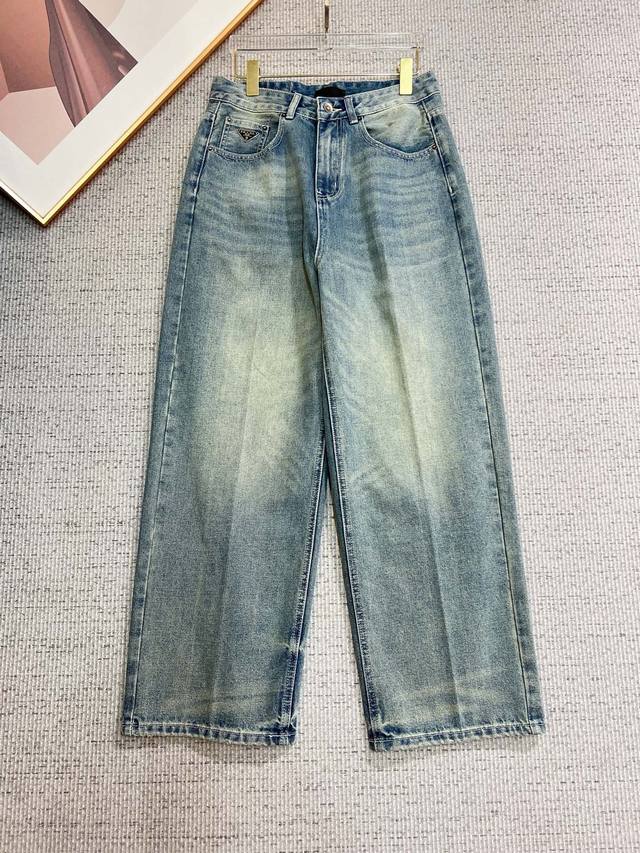 Prad‘’休闲牛仔裤2025Ss秋冬新款 高级定制裤子专用面料 定制原版五金 重工工艺打造 车工走线精细 定制面料 柔软舒适 质感显著 辅料精美 上身效果超赞