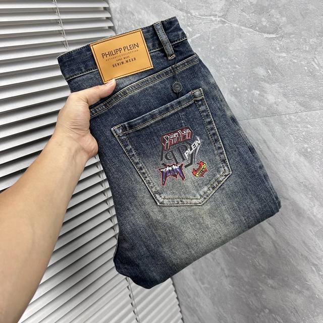 Pp‘’ 2025新款现货上市，原单爆款牛仔裤超级定制款，原版五金，超级重工工艺，版型超赞细节做工无可挑剔！款式不挑人，特别高档，好货不等人，看中赶紧下手，尺码