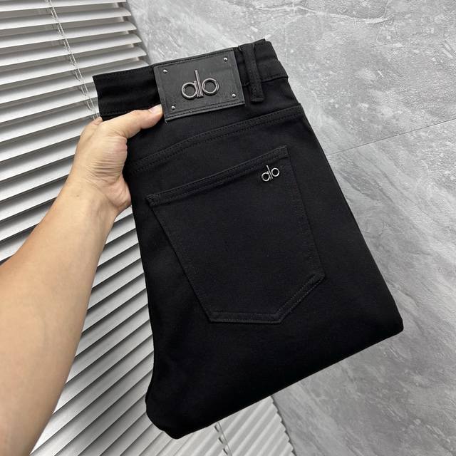 Alo’ 2025新款现货上市，原单爆款牛仔裤超级定制款，原版五金，超级重工工艺，版型超赞细节做工无可挑剔！款式不挑人，特别高档，好货不等人，看中赶紧下手，尺码