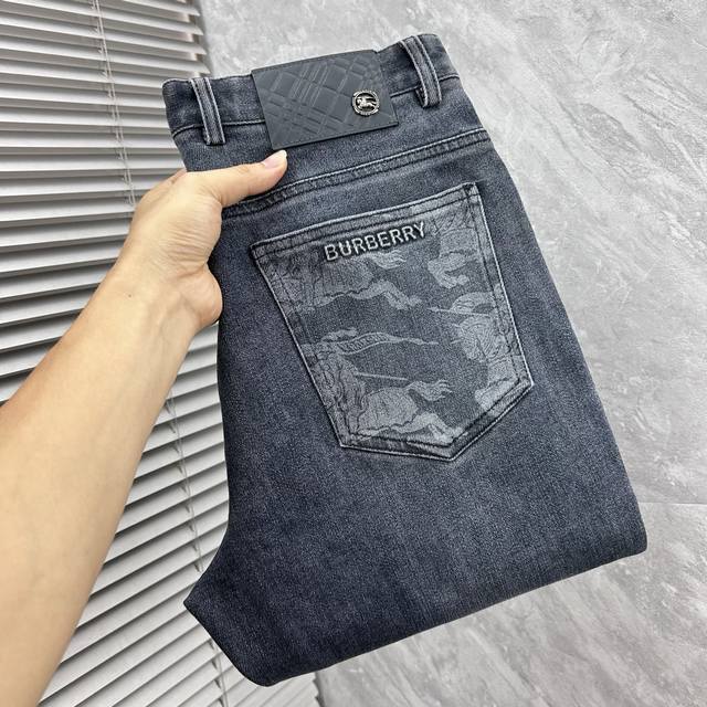 巴宝‘’ Fd2025秋冬最新系列男士牛仔裤！柔软细腻，手感绝佳！品牌格调一览无余！极简主义设计，没有多余浮夸的元素来宣兵夺主，细节做工精细，五金配件原版定制，