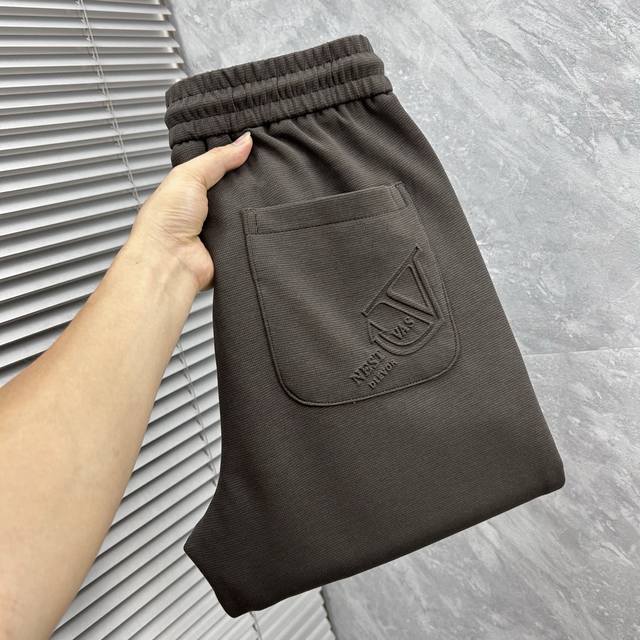 华伦天奴 Fd2025秋冬最新系列男士休闲裤！柔软细腻，手感绝佳！品牌格调一览无余！极简主义设计，没有多余浮夸的元素来宣兵夺主，细节做工精细，五金配件原版定制，