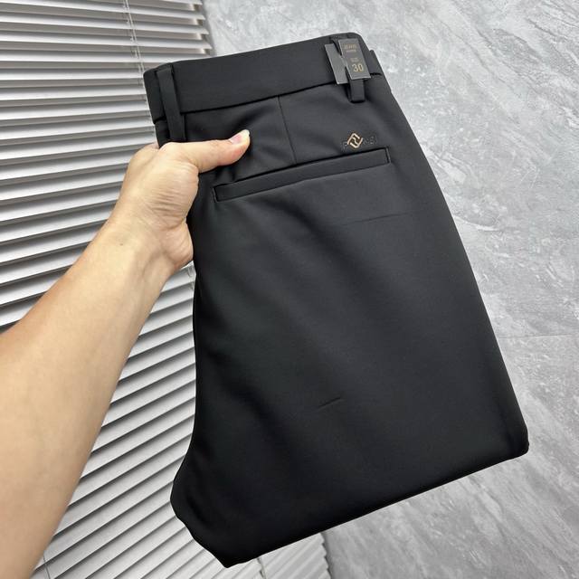 芬‘’ Fd2025秋冬最新系列男士休闲西裤！柔软细腻，手感绝佳！品牌格调一览无余！极简主义设计，没有多余浮夸的元素来宣兵夺主，细节做工精细，五金配件原版定制，