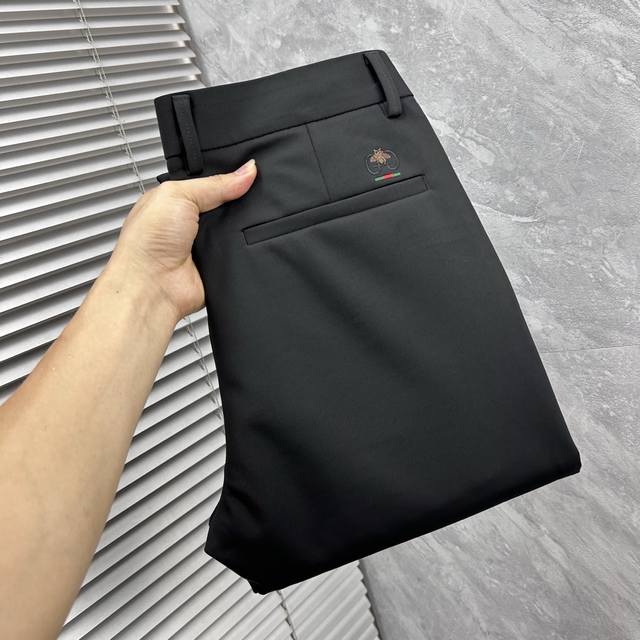 古奇*秋冬2640Ss秋冬新品，官网同步有售，男士高端商务休闲西裤，高端进口面料，带弹力，，五搭配，即经典又时尚，合体裁缝，上身效果无约束感 ，舒适透气 码数：