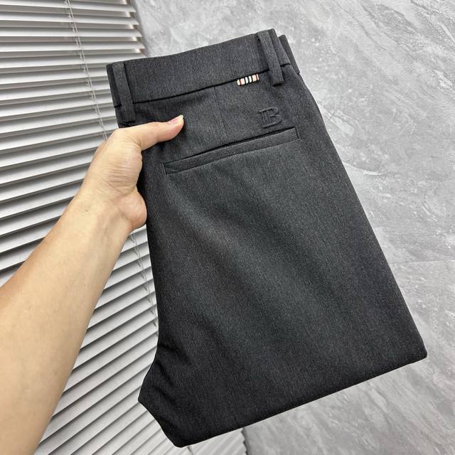 巴宝*秋冬2640Ss秋冬新品，官网同步有售，男士高端商务休闲西裤，高端进口面料，带弹力，，五搭配，即经典又时尚，合体裁缝，上身效果无约束感 ，舒适透气 码数：
