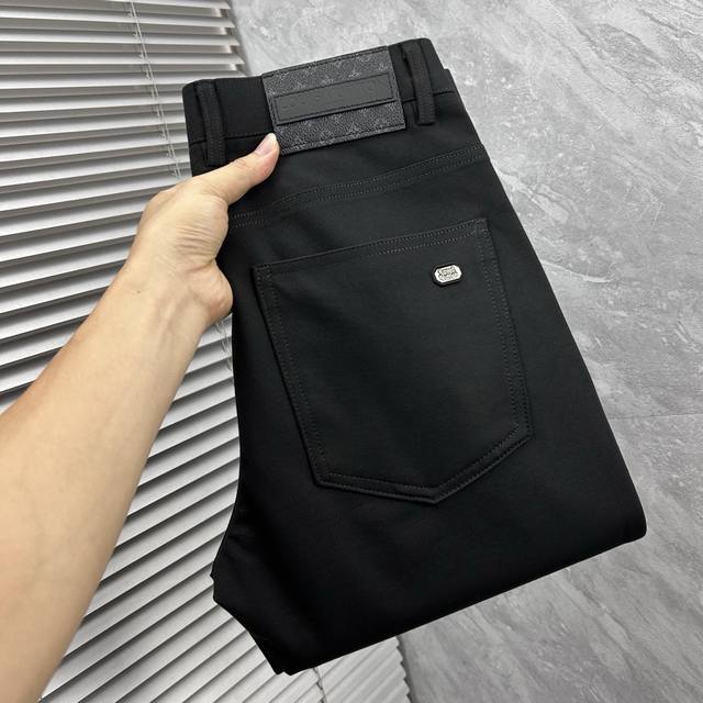 Lv*秋冬2640Ss秋冬新品，官网同步有售，男士高端商务休闲西裤，高端进口面料，带弹力，，五搭配，即经典又时尚，合体裁缝，上身效果无约束感 ，舒适透气 码数：