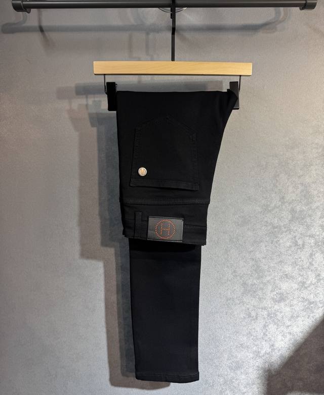 Hermes 爱马仕 秋冬新款牛仔裤专柜热销款 品味与价值共享 身穿着非常舒适 低调不失奢华 穿出去非常有档次,裤型款式和裁剪亦无需多言 上身精致跃然.真正一等