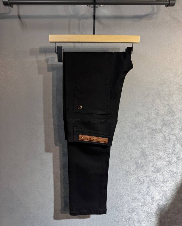 Gucci 古奇 春夏最新品牛仔裤专柜热销款 品味与价值共享 身穿着非常舒适 低调不失奢华 穿出去非常有档次,裤型款式和裁剪亦无需多言 上身精致跃然.真正一等一