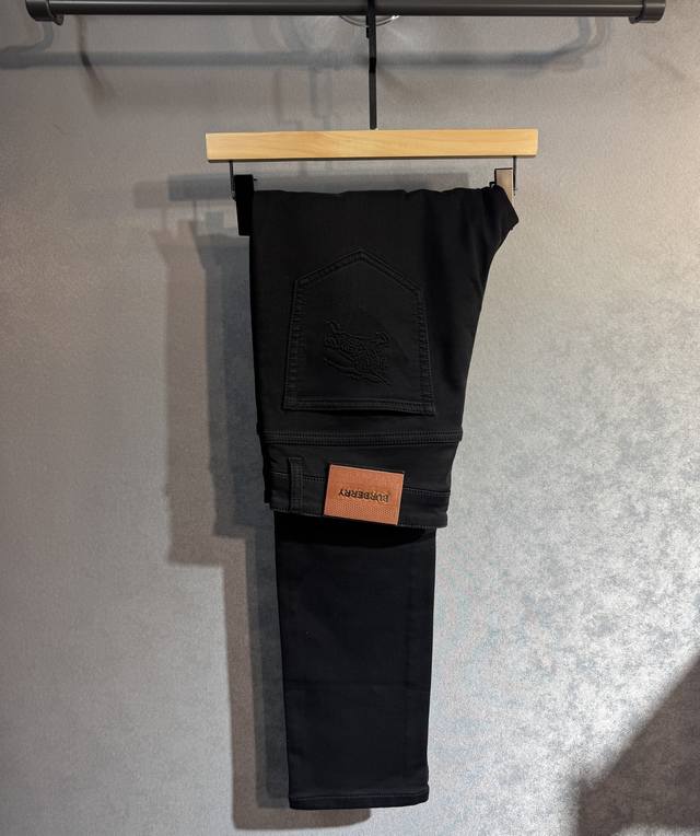 Burberry 巴宝莉 秋冬新款牛仔裤专柜热销款 品味与价值共享 身穿着非常舒适 低调不失奢华 穿出去非常有档次,裤型款式和裁剪亦无需多言 上身精致跃然.真正