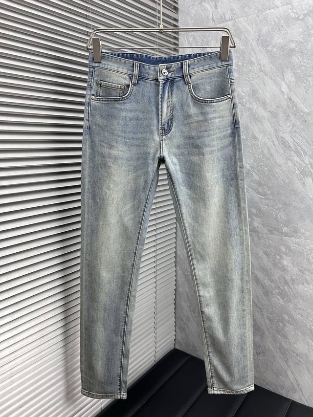 Lv 路易威登 新款牛仔裤专柜热销款 品味与价值共享 身穿着非常舒适 低调不失奢华 穿出去非常有档次,裤型款式和裁剪亦无需多言 上身精致跃然.真正一等一顶级质料