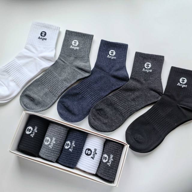 一盒五双，高品质Aape黑白灰藏青中筒袜盒装袜子棉袜子