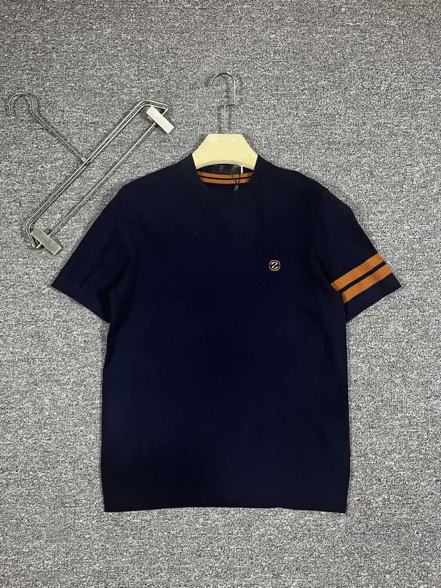 杰尼亚 2025新款毛衣，胸前Logo设计！贸易公司渠道稀出，同步官网发售！秋冬系列经典设计！此款毛衣甄选客供进口针织羊毛材质！柔软绵密的毛圈肌理，贴身穿着透气