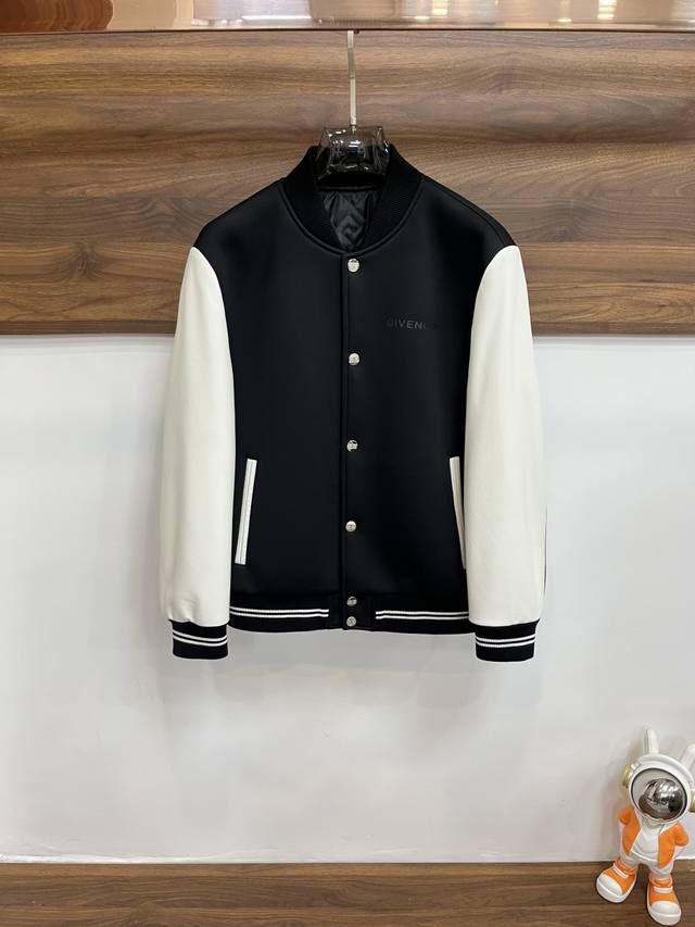 主推 Givenchy 2025Ss早春最新款纪梵希棒球领休闲外套 高端品质、毛呢面料真皮拼接袖，版型面料五金都是专柜1:1定制，透气舒适合成面料，Logo采用