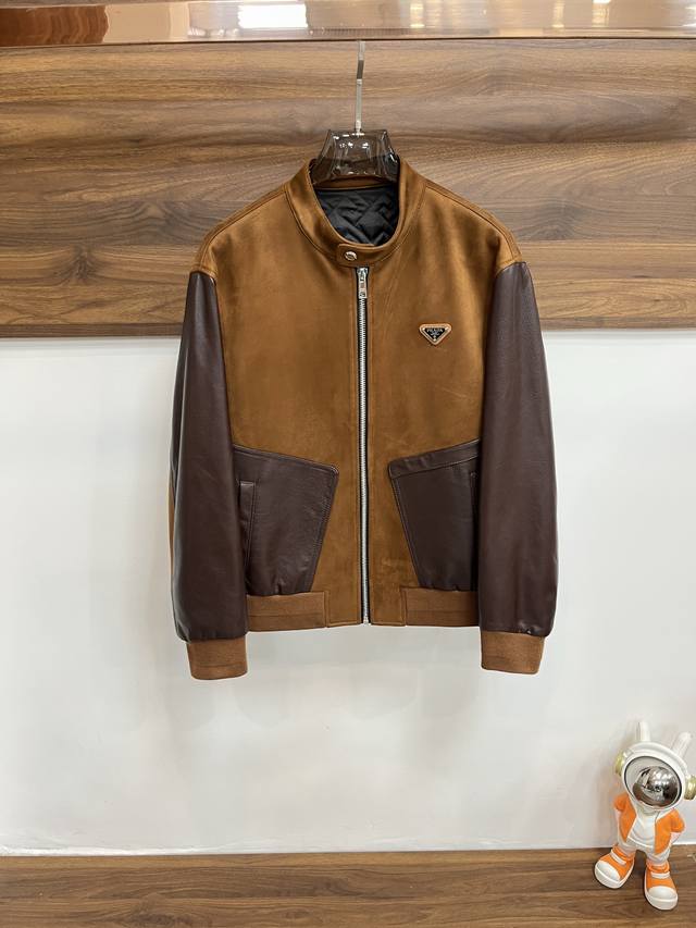 主推 Prada 2025Ss早春最新款普拉达立领休闲外套 高端品质、毛呢面料真皮拼接袖，版型面料五金都是专柜1:1定制，透气舒适合成面料，Logo采用时下流行