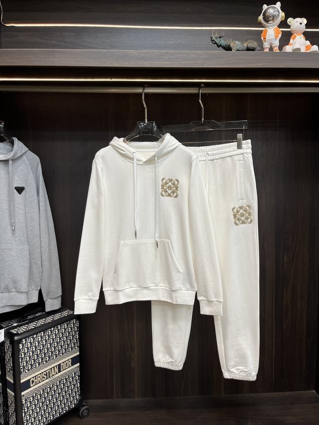 主推 Loewe 2025Ss秋季新款发布罗意威卫衣套装，秋季爆款套装！穿上就是舒适自在又显瘦的存在，慵懒而随性，结合干净简单的色系就特别耐看，适合日常穿着~倾