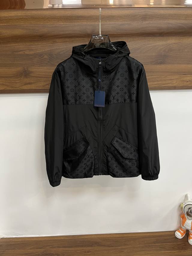 主推 Lv 驴牌 2025Ss秋冬新款男士连帽夹克外套，原单三标齐全高端版本 专柜定制面料 透气舒适度高，细节无可挑剔，品牌元素设计理念，体现高品质。手感细腻柔