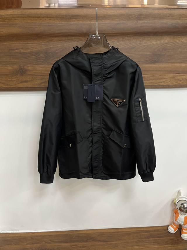 主推 Prada 普拉达 2025Ss秋冬新款男士连帽夹克外套，原单三标齐全高端版本 专柜定制面料 透气舒适度高，细节无可挑剔，品牌元素设计理念，体现高品质。手