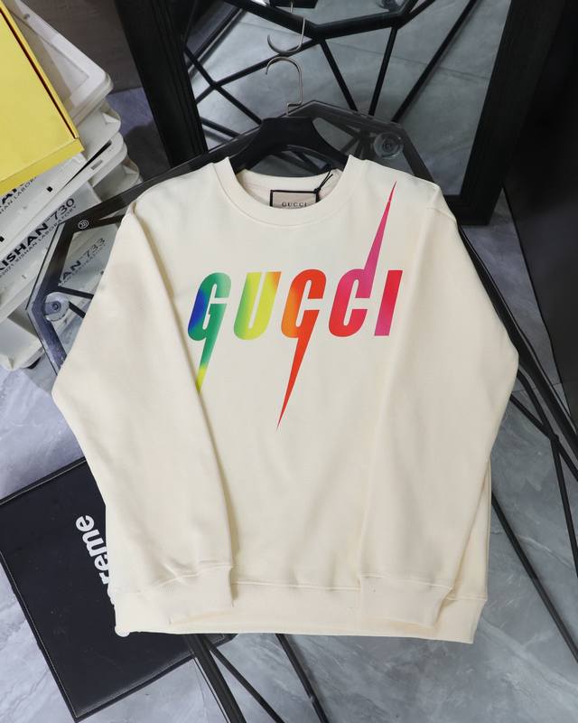 降价 古驰 Gucci字母印花圆领卫衣 款号：720 原版面料官方同款卫衣 定制420克同缸染面料手感非常舒服 春夏最新砖柜同步时尚又个性超级百搭好看的一款男女