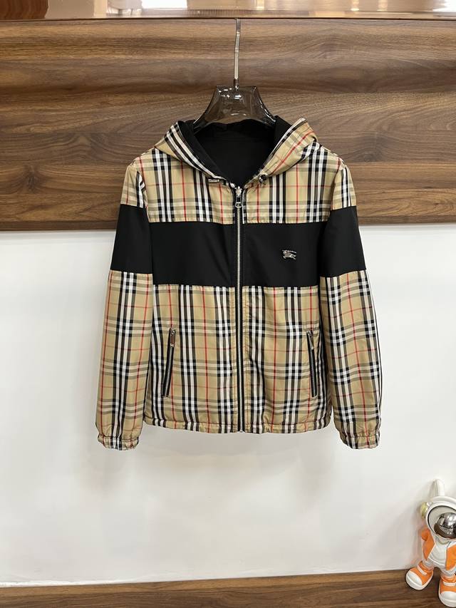 主推 Burberry 巴宝莉 2025Ss秋冬新款男士连帽夹克外套，双面穿夹克外套！原单三标齐全高端版本 专柜定制面料 透气舒适度高，细节无可挑剔，品牌元素设