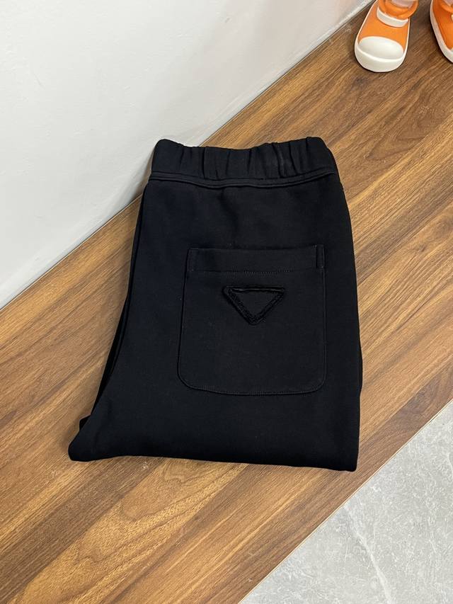 主推 Prada 25年秋冬新款休闲裤普拉达这款裤子绝对可以闭眼收入！秋冬休闲裤，非常百搭，弹力腰围，日常工作户外运动都可以穿着，衣柜里的必备品！ 尺码：48-
