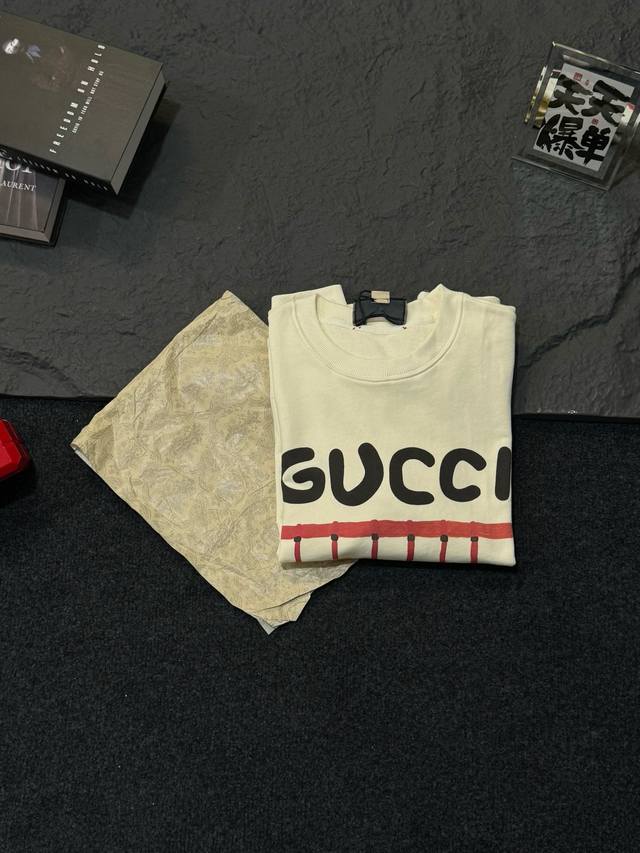 降价 古驰 Gucci小猫抱鱼印花圆领卫衣 款号：736 原版面料官方同款卫衣 定制420克同缸染面料手感非常舒服 春夏最新砖柜同步时尚又个性超级百搭好看的一款