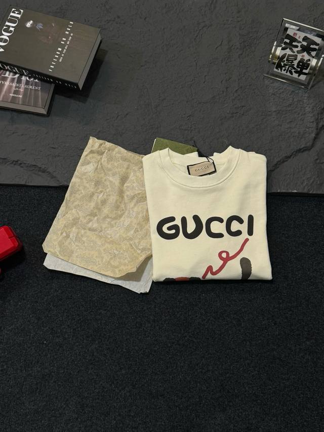 降价 古驰 Gucci牵线红色小狗印花圆领卫衣 款号：734 原版面料官方同款卫衣 定制420克同缸染面料手感非常舒服 春夏最新砖柜同步时尚又个性超级百搭好看的