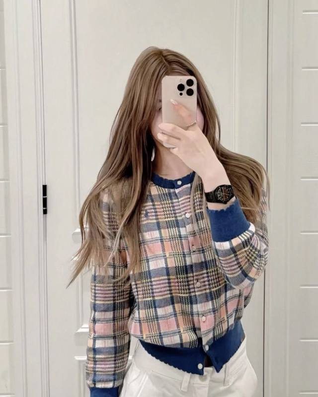 拉夫劳伦赵露思开衫 绝美精致领口 经典粉白蓝配色学院风直接拉满 羊毛混纺材质软糯不扎皮肤 单穿慵懒随性 叠穿大衣更有层次感 赵露思开衫 一眼沦陷的彩色格子开衫