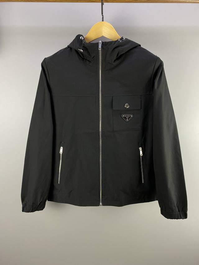 普*达 Pr*Da 2025春季新款连帽夹克外套，同步官网发售！贸易公司渠道稀出，原厂代工出品，该款夹克外层超柔聚酯纤维防风防水，内层细腻柔软的格纹针织面料，功