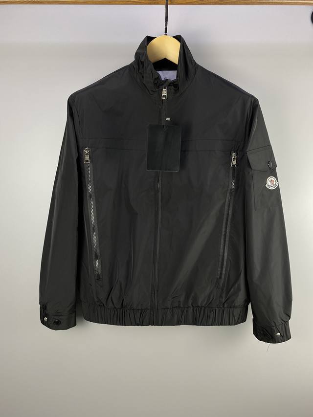 M1 Moncler 2025春季新款。夹克外套#同步官网发售！贸易公司渠道稀出，原厂代工出品，该款夹克外层超柔聚酯纤维防风防水，功能与时尚型兼具。时尚美观，防