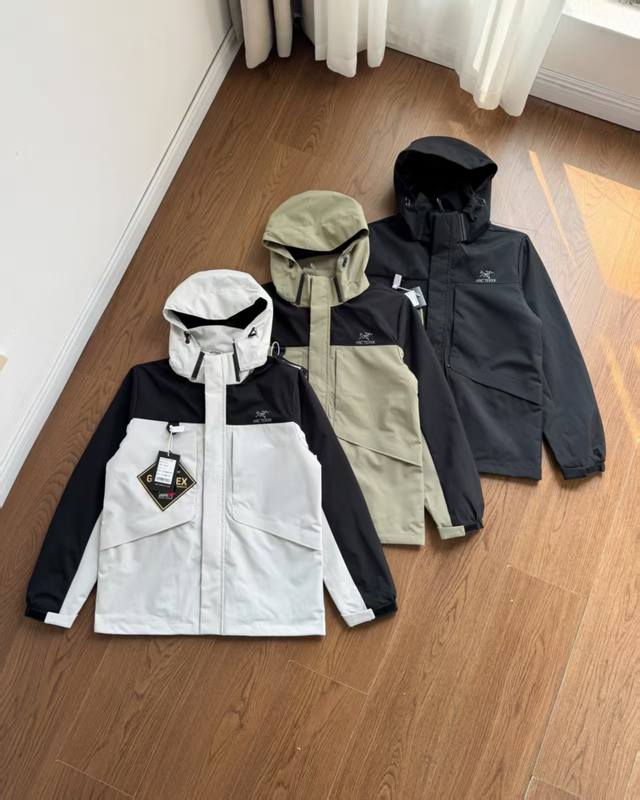 Arc’Teryx始祖鸟三防拼接户外冲锋衣外套。防水帽子可拆卸多口袋拉链。今年爆款 设计感满满 每个登山徒步者的心中，都有一座高山去征服。但并不是每个人都有机会