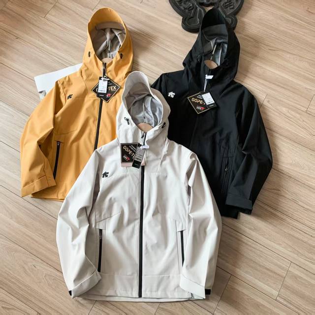 Descente迪桑特 25春秋 男神版轻量防水连帽户外薄款夹克外套。超有辨识度的运动设计风格，让您的衣品不在大众化，都市休闲通勤时也能完美演绎。这件夹克外套设