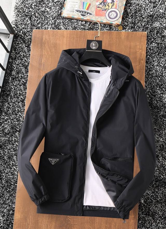 普拉达 三标齐全、专柜同步！2025春季新款休闲时尚夹克，超前卫设计风格 细腻舒适 穿着非常轻便不易起皱。多重重工艺 整体的设计颇具视觉感，上身休闲有型，有一定