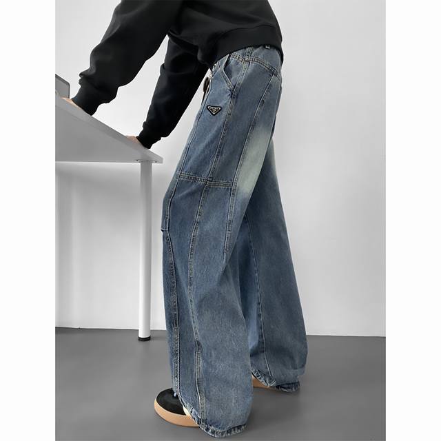 高品质普拉达25Ss秋季二色秋季美式高街弯刀宽松水洗百搭牛仔裤 裤子版型宽松 细节完美 梭织面料耐磨耐脏 立体裁剪宽松版型 立体五金标反复水洗不会开裂脱落 男女