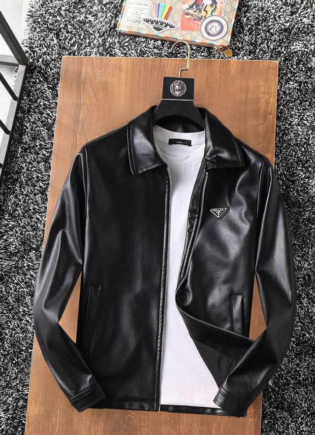 普拉达 三标齐全、专柜同步！2025春季皮衣新款休闲时尚夹克，超前卫设计风格 细腻舒适 穿着非常轻便不易起皱。多重重工艺 整体的设计颇具视觉感，上身休闲有型，有