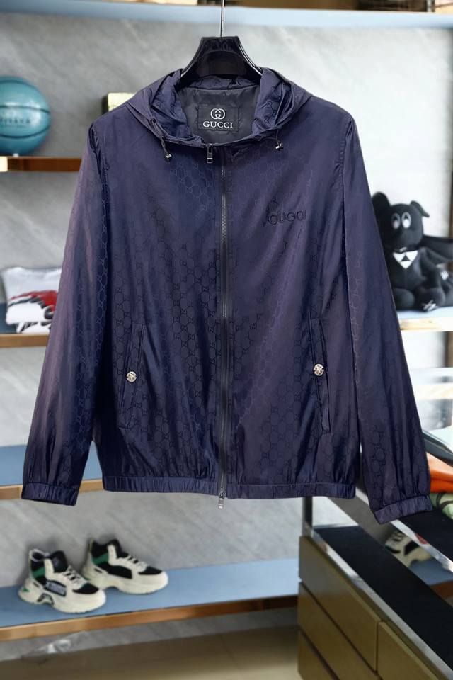 古驰 2025春秋新款夹克外套，秀场新品品相非常完美，舒适保暖，三标齐全色泽饱满诱人，非常出彩的设计，轻松将时髦感进阶，做工极为考究严谨，走线工整细致！大牌设计