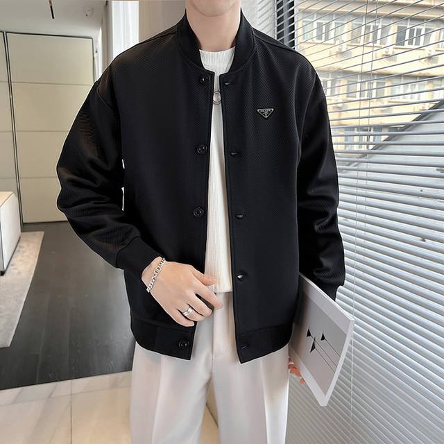 高品质普拉达25Ss秋季三色款男装外套韩版潮流夹克上衣 衣服版型宽松 细节完美 梭织面料耐磨耐脏 立体裁剪宽松版型 立体五金标反复水洗不会开裂脱落 男女同款情侣