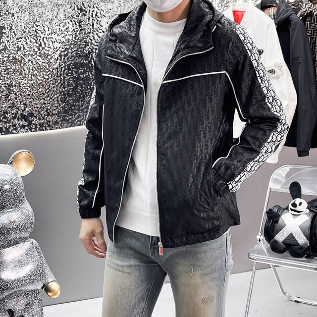 迪奥 三标齐全、专柜同步！2025春秋新款休闲时尚夹克，超前卫设计风格 细腻舒适 穿着非常轻便不易起皱。多重重工艺 整体的设计颇具视觉感，上身休闲有型，有一定的