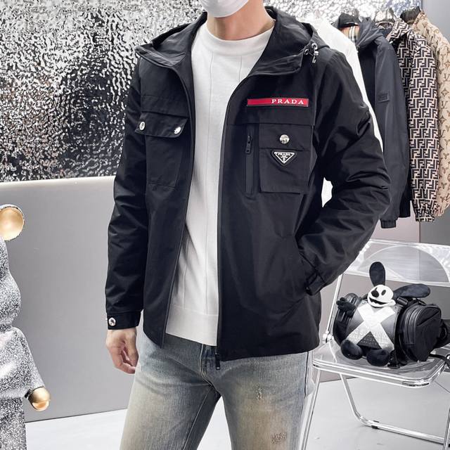 普拉达 三标齐全、专柜同步！2025春秋新款休闲时尚夹克，超前卫设计风格 细腻舒适 穿着非常轻便不易起皱。多重重工艺 整体的设计颇具视觉感，上身休闲有型，有一定