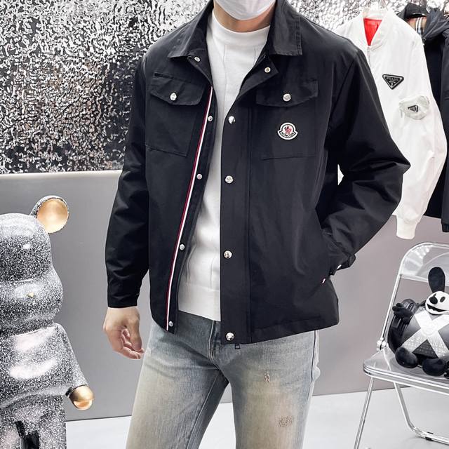 蒙口 三标齐全、专柜同步！2025春秋新款休闲时尚夹克，超前卫设计风格 细腻舒适 穿着非常轻便不易起皱。多重重工艺 整体的设计颇具视觉感，上身休闲有型，有一定的